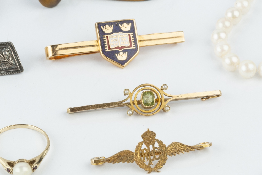 A COLLECTION OF JEWELLERY, to include a Royal Flying Corps wings brooch, on bar fitting stamped ' - Image 4 of 4