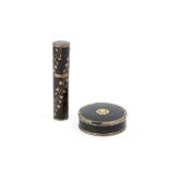 A 19TH CENTURY TORTOISESHELL AND GOLD PIQUÉ WORK CYLINDRICAL NEEDLE CASE, inlaid with spiralling ivy