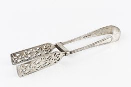 A PAIR OF SILVER ASPARAGUS TONGS, with scroll pierced decoration, by Elkington & Co, Birmingham