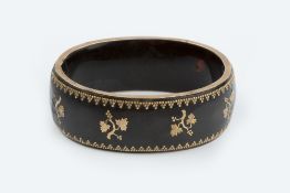 A COLLECTION OF ANTIQUE AND LATER JEWELLERY, comprising a tortoiseshell piqué work bangle, of hinged