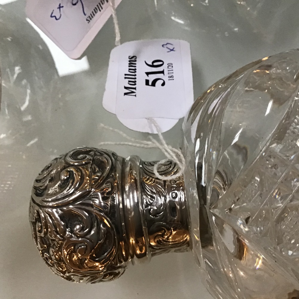 A LATE VICTORIAN SILVER TOPPED CUT GLASS SCENT BOTTLE, the hinged top repoussé decorated with - Image 3 of 4