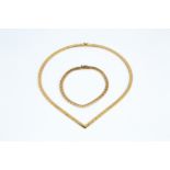 A THREE COLOUR PRECIOUS METAL NECKLACE, of wishbone design, with chevron-shaped links, stamped '