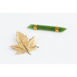 A YELLOW PRECIOUS METAL LEAF BROOCH, with textured and engraved decoration, stamped '14k', and a