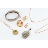 A COLLECTION OF JEWELLERY, comprising an oval shell cameo brooch/pendant, stamped '750', a smaller