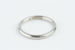 A WHITE METAL WEDDING BAND, with engraved decoration, stamped 'Platinum', ring size J½