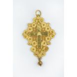 AN EARLY 19TH CENTURY FRENCH CROSS PENDANT, the lozenge-shaped panel of ropetwist wirework