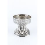 AN EARLY 20TH CENTURY SILVER REPLICA OF THE TUDOR HOLMS CUP, the front shaped bowl with engraved