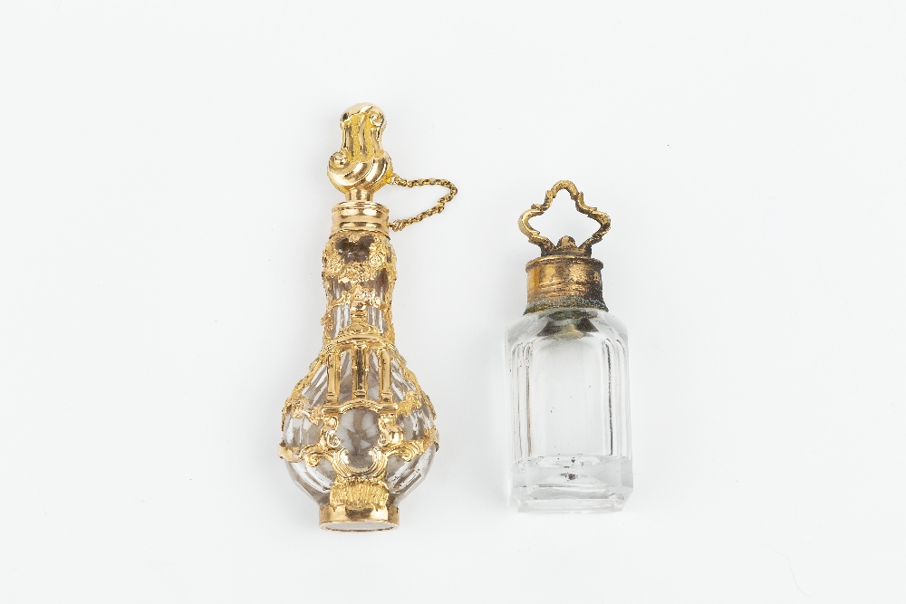 A 19TH CENTURY CONTINENTAL YELLOW METAL MOUNTED GLASS SCENT BOTTLE AND STOPPER, pierced and embossed