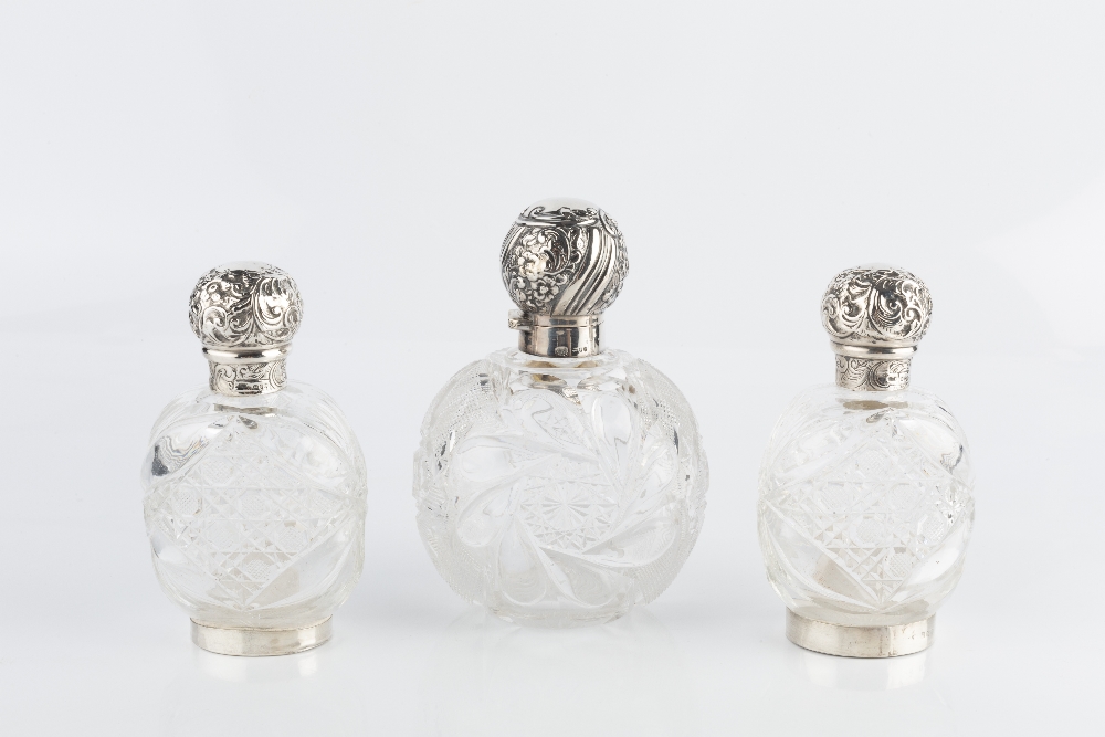 A LATE VICTORIAN SILVER TOPPED CUT GLASS SCENT BOTTLE, the hinged top repoussé decorated with - Image 2 of 4