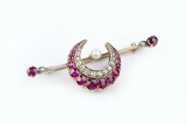 A LATE VICTORIAN/EDWARDIAN RUBY, DIAMOND AND PEARL CRESCENT BAR BROOCH, centred with a crescent of