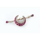 A LATE VICTORIAN/EDWARDIAN RUBY, DIAMOND AND PEARL CRESCENT BAR BROOCH, centred with a crescent of