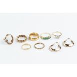 A COLLECTION OF JEWELLERY, comprising an oval shell cameo ring, 9ct gold mounted, an emerald and