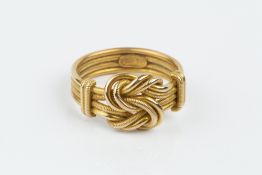 A LATE 19TH/EARLY 20TH CENTURY KNOT RING, stamped '18ct', ring size M (leading edge)