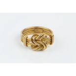 A LATE 19TH/EARLY 20TH CENTURY KNOT RING, stamped '18ct', ring size M (leading edge)