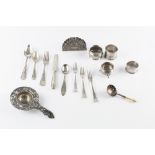 A SET OF TWELVE 19TH CENTURY GERMAN SILVER GILT TEASPOONS, with matching tongs, having scallop