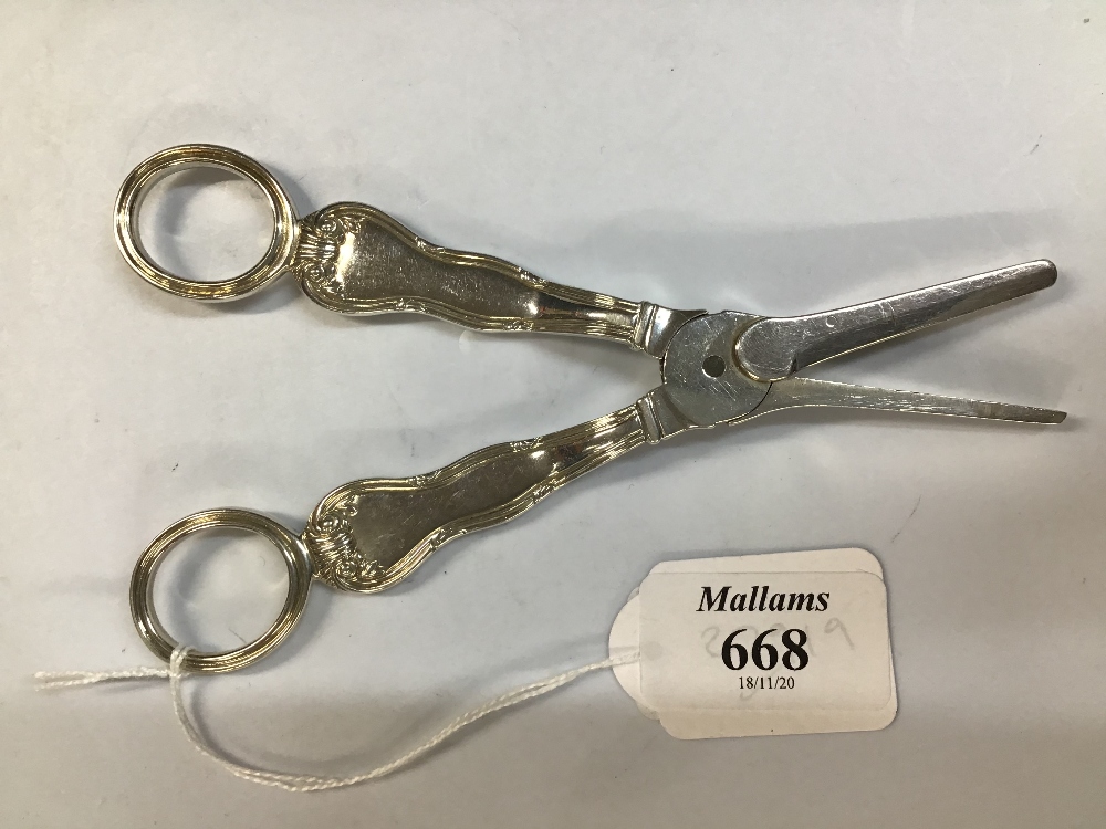 A PAIR OF GEORGE III SCOTTISH SILVER GRAPE SCISSORS, with scroll and shell cast decoration, by - Image 3 of 3