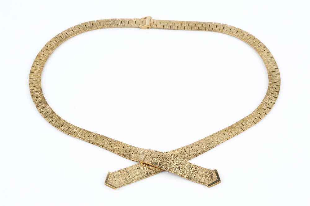 A 9CT GOLD COLLAR NECKLACE, designed as two overlapping ribbons of textured brick-link design, 9ct