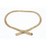 A 9CT GOLD COLLAR NECKLACE, designed as two overlapping ribbons of textured brick-link design, 9ct