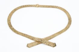 A 9CT GOLD COLLAR NECKLACE, designed as two overlapping ribbons of textured brick-link design, 9ct