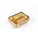 A 19TH CENTURY YELLOW MOUNTED AGATE SNUFF BOX, of stepped and chamfered rectangular form,