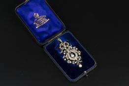 A LATE 19TH/EARLY 20TH CENTURY PEARL AND DIAMOND PENDANT/BROOCH, designed as an openwork foliate
