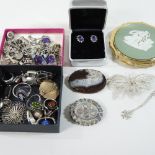 A collection of assorted jewellery, to include an agate brooch, rings,