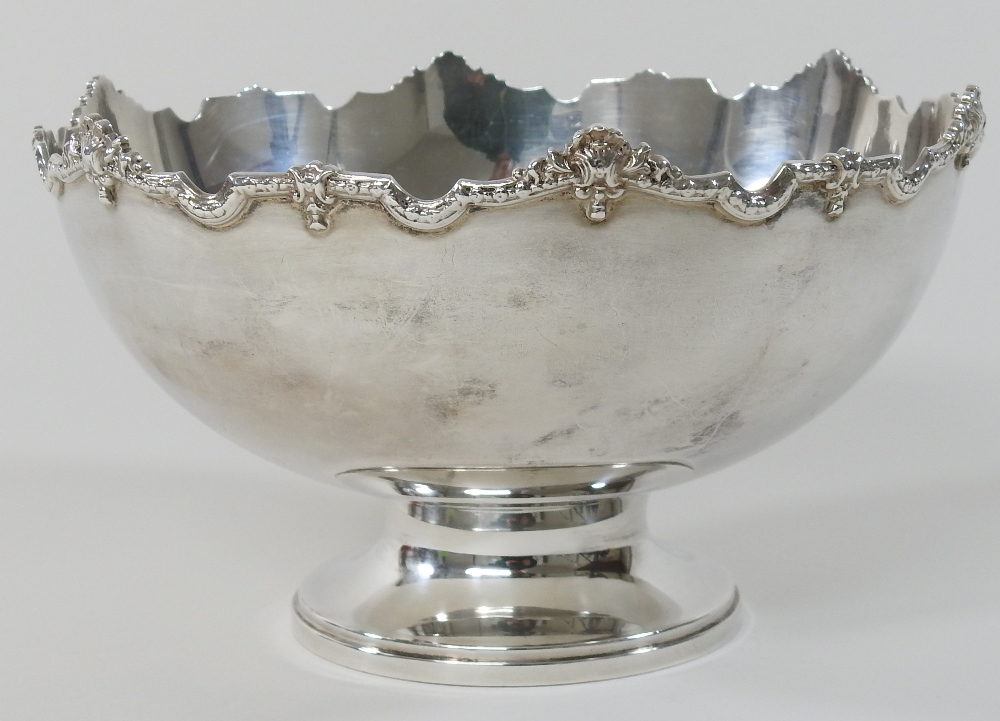 A modern silver bowl, of circular shape, with an undulating rim, on a pedestal base, - Image 4 of 5