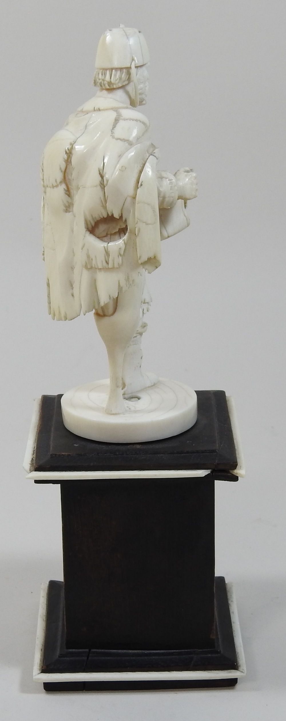 A 19th century French Dieppe carved ivory figure, of a busker, playing a hurdy gurdy, - Image 6 of 8