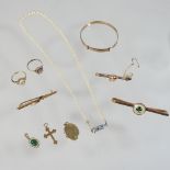 A collection of jewellery, to include a 9 carat gold bangle, a simulated pearl necklace,