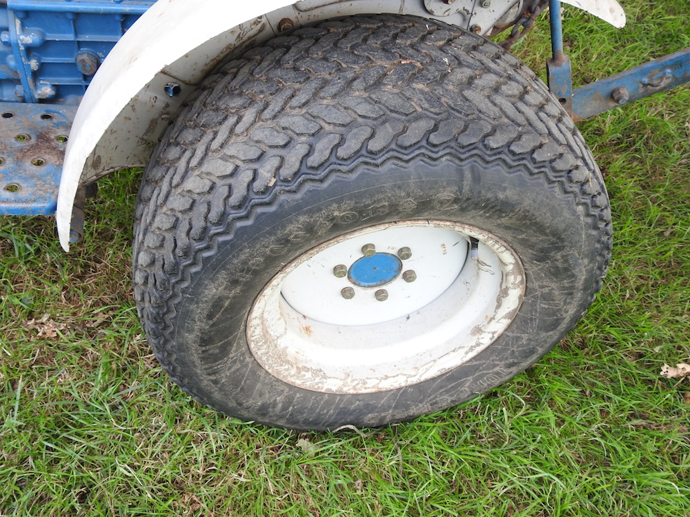 A barn find blue 1980's Ford 1210 compact tractor - Image 9 of 38