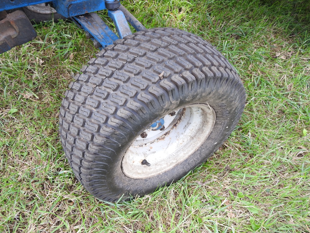 A barn find blue 1980's Ford 1210 compact tractor - Image 7 of 38