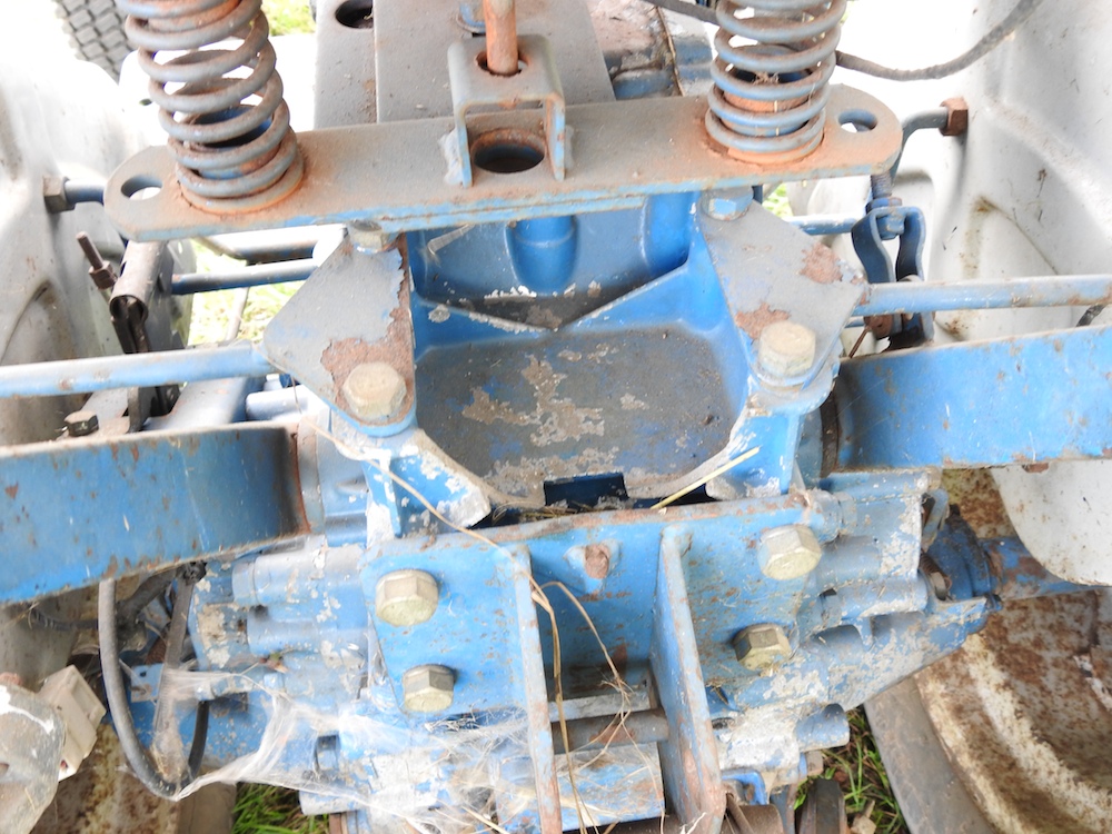 A barn find blue 1980's Ford 1210 compact tractor - Image 28 of 38