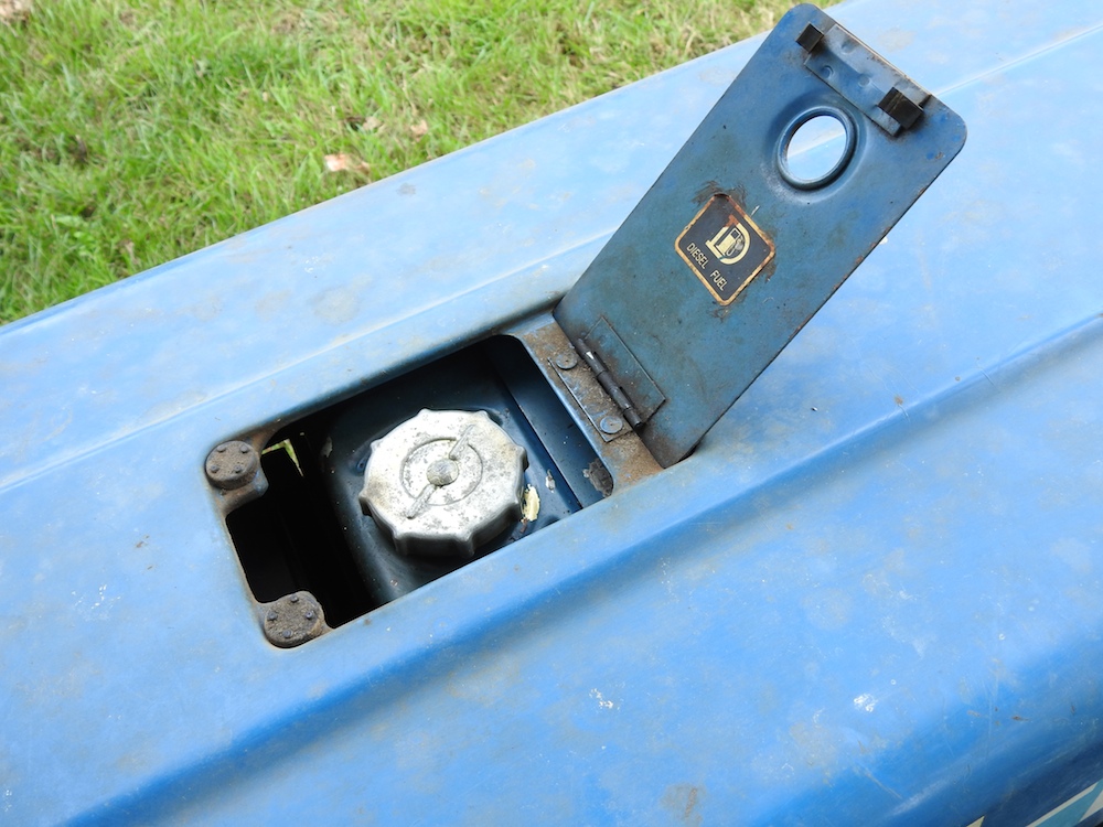 A barn find blue 1980's Ford 1210 compact tractor - Image 17 of 38