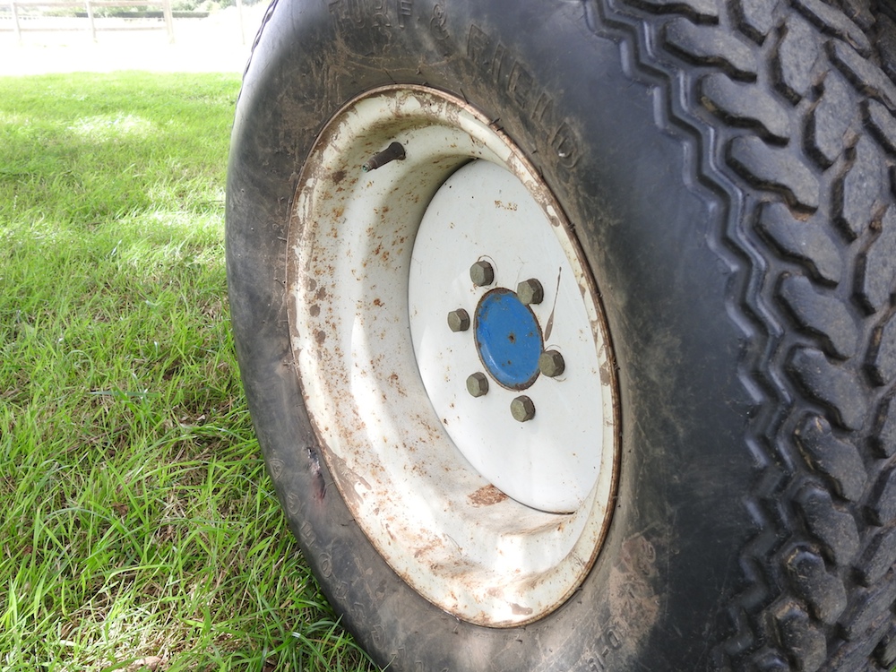 A barn find blue 1980's Ford 1210 compact tractor - Image 25 of 38