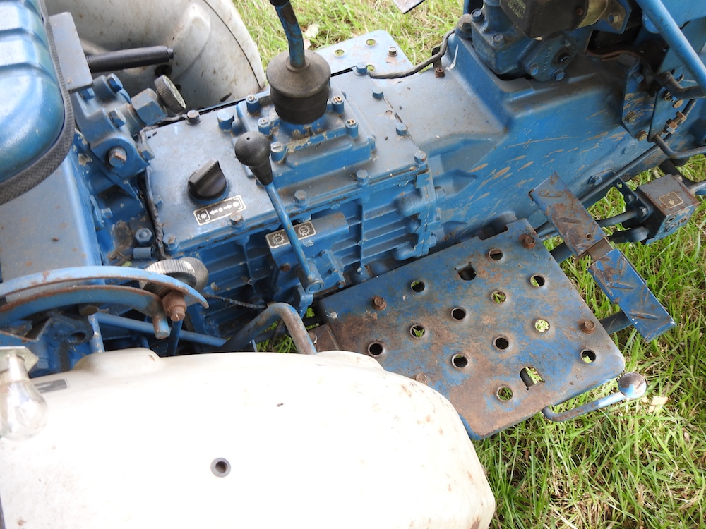 A barn find blue 1980's Ford 1210 compact tractor - Image 13 of 38