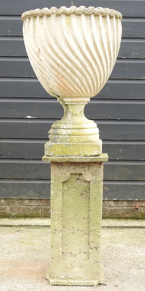 A reconstituted stone urn, on a matched pedestal base, - Image 3 of 9