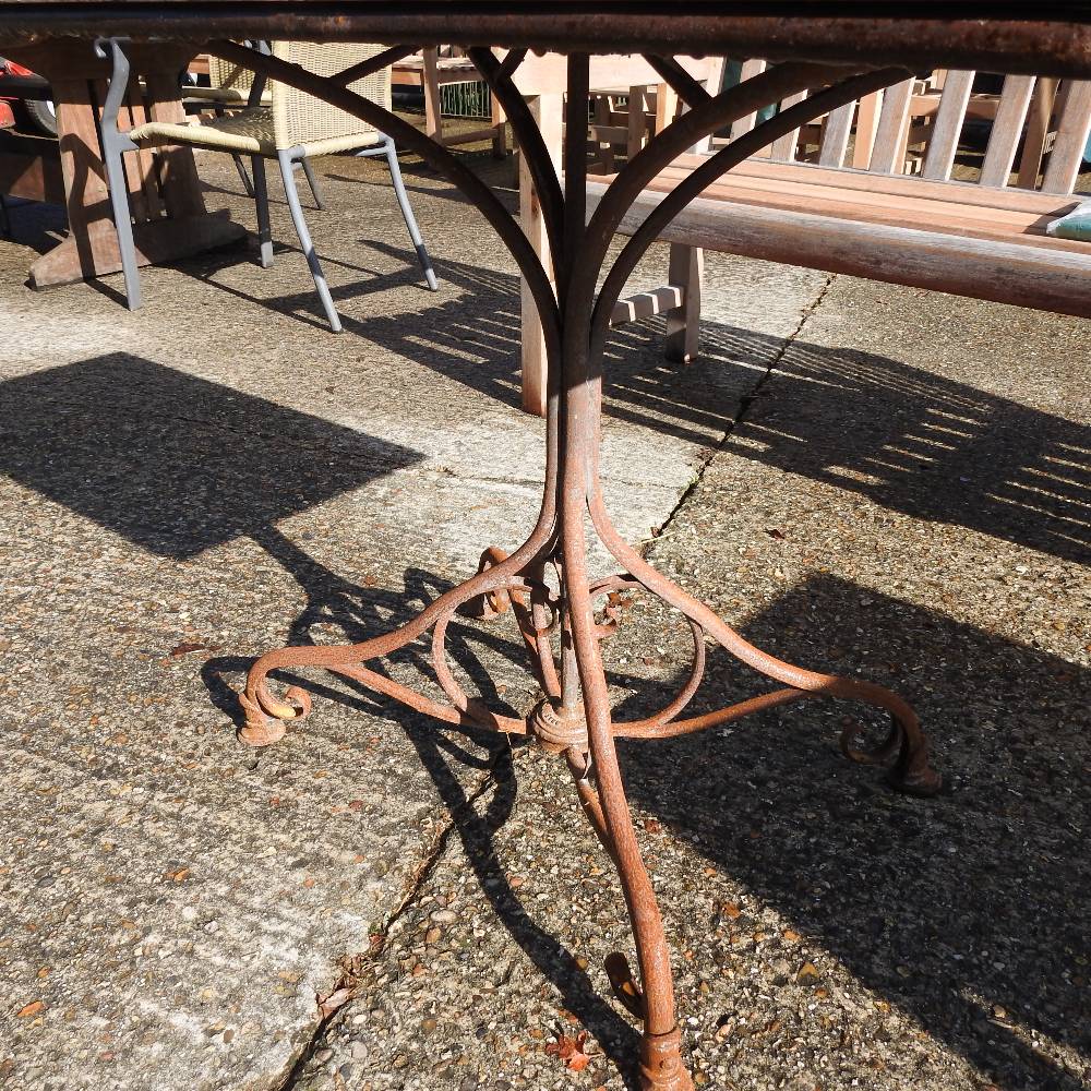 An iron garden table, with a marble top, - Image 2 of 4