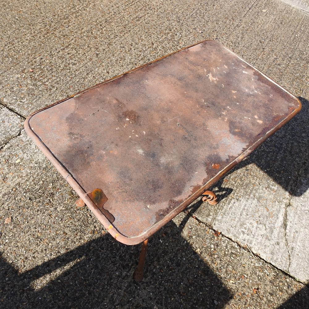 An iron garden table, with a marble top, - Image 3 of 4