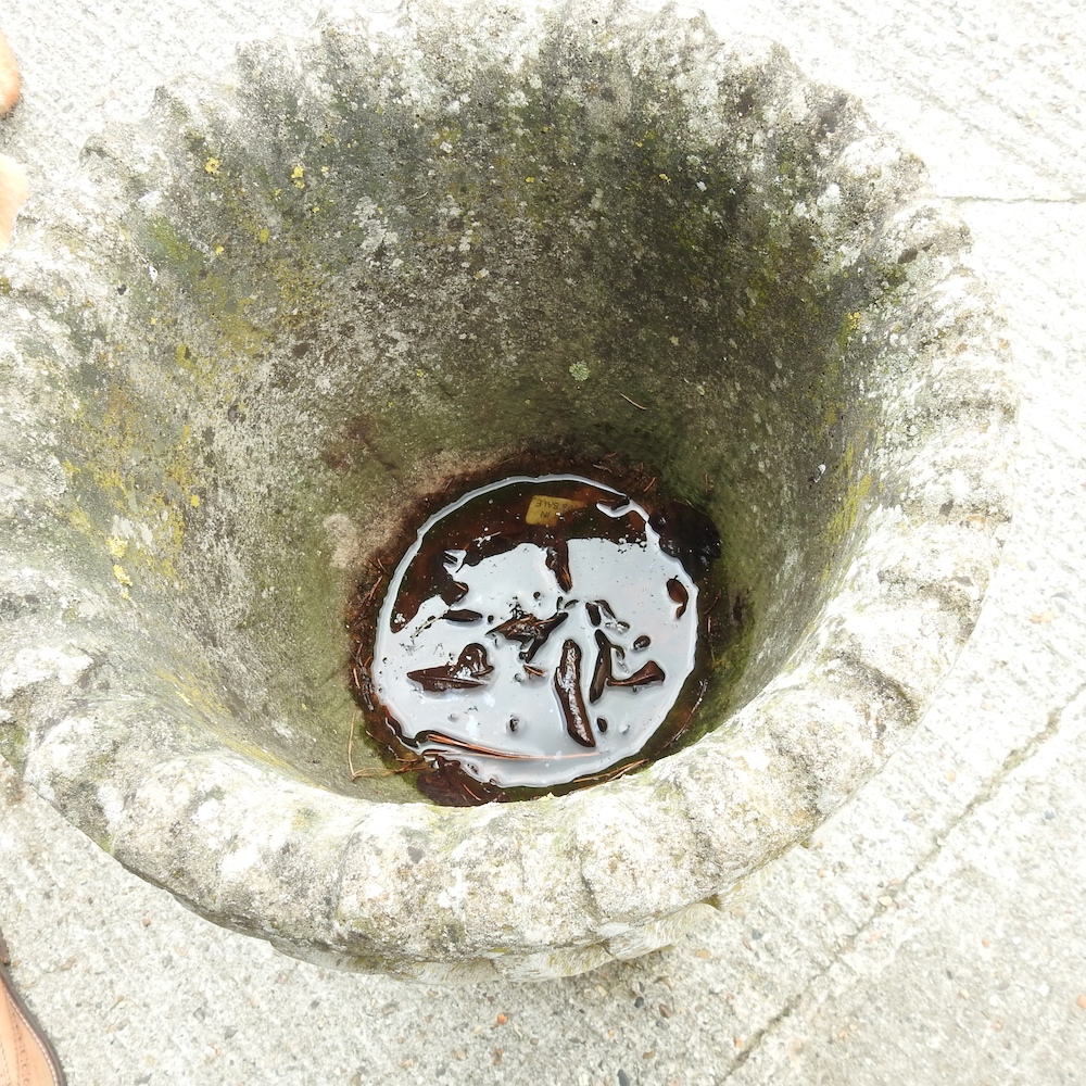 A reconstituted stone urn, on a matched pedestal base, - Image 9 of 9