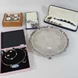 A collection of jewellery, to include rings and a hardstone necklaces,