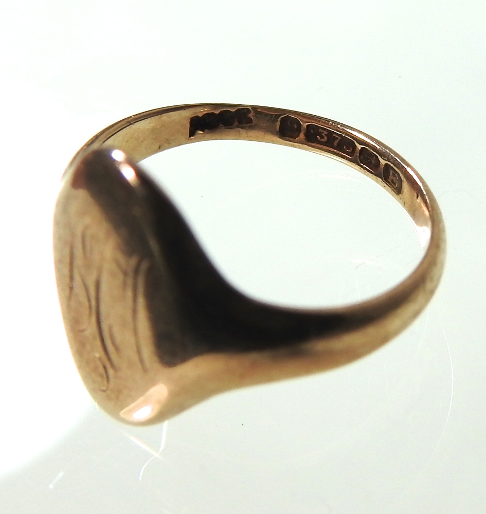 Two 9 carat gold signet rings, sizes V and F, - Image 2 of 5