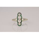 An Art Deco style 4 stone diamond and emerald plaque ring, the four round cut diamonds in a