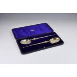 A fine cased pair of Edwardian silver gilt anointing spoons, Cornelius Desormeaux Saunders & James