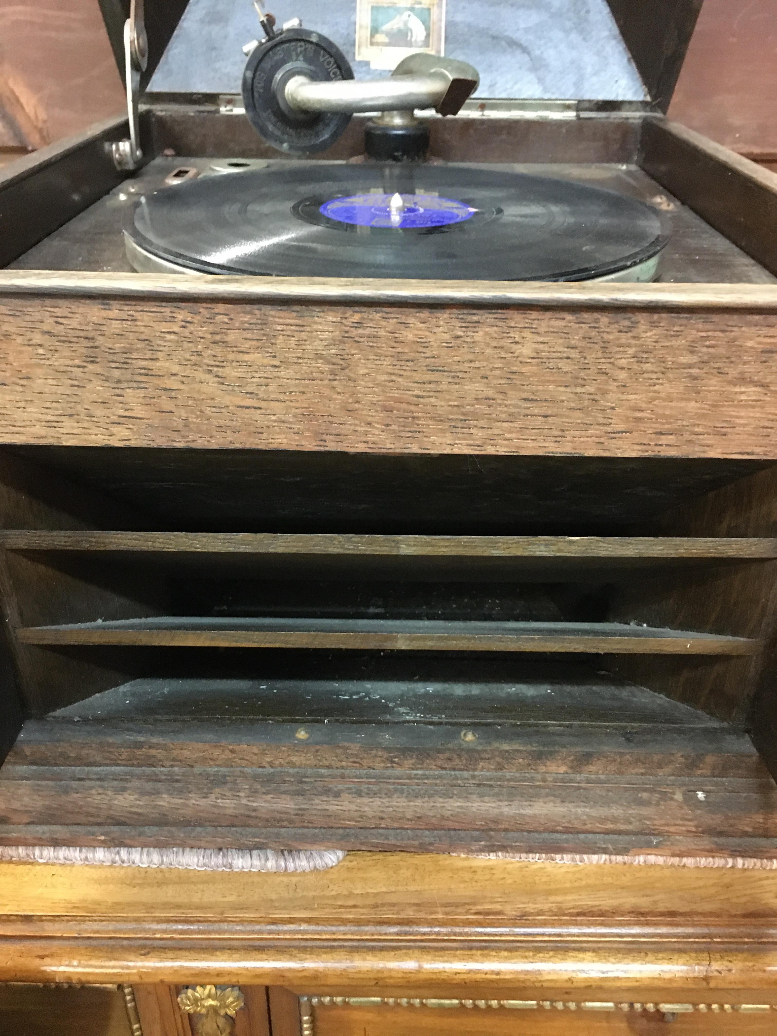 An oak cased ' His Masters Voice ' model 103 table-top gramophone, the hinged front doors opening to - Image 7 of 7