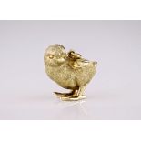 A novelty 9ct yellow gold pendant in the shape of a chick, free standing and weighing