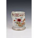 A Chinese porcelain large tankard, Qianlong period (1736-1795), slightly flared cylindrical form