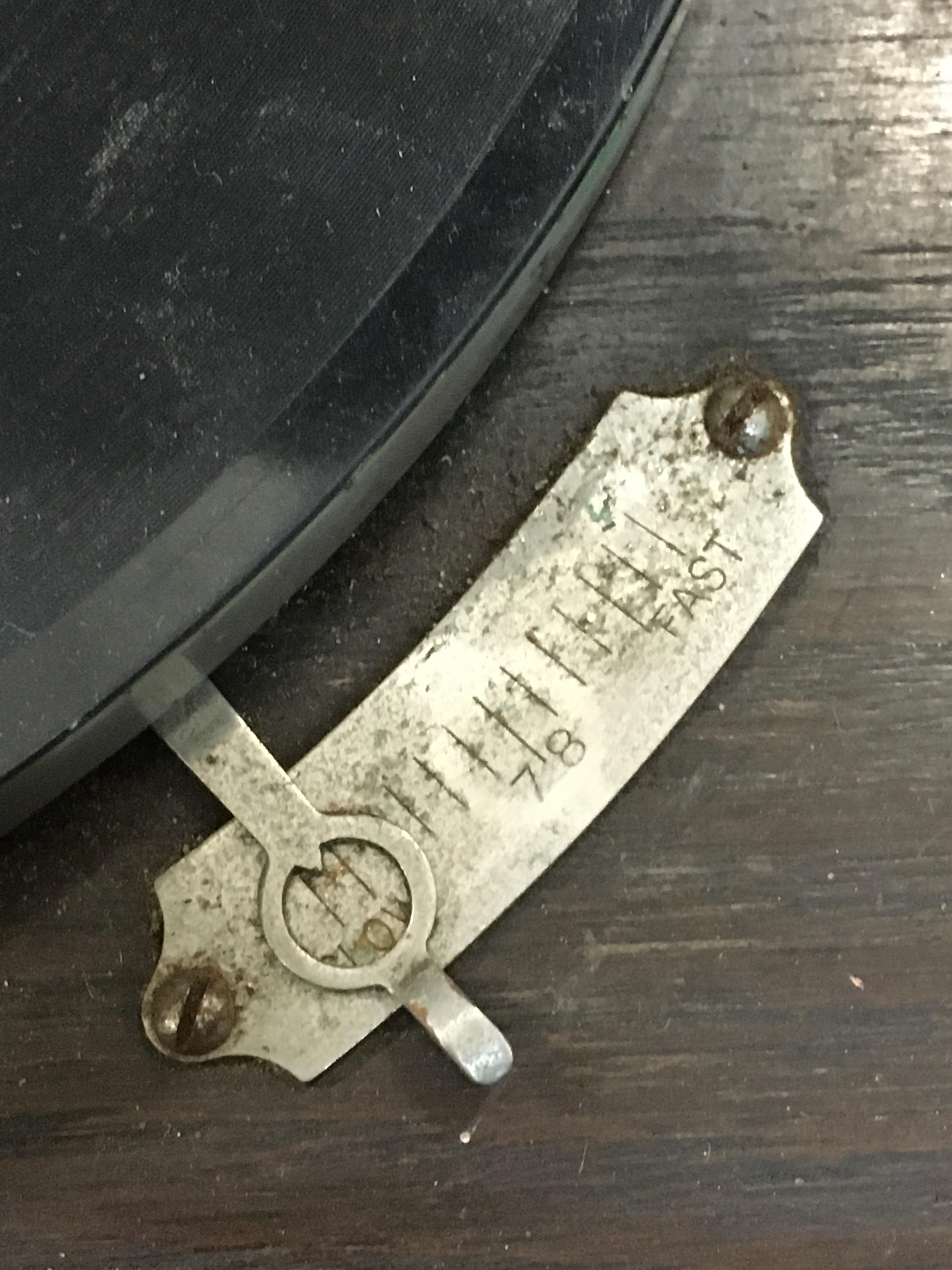 An oak cased ' His Masters Voice ' model 103 table-top gramophone, the hinged front doors opening to - Image 4 of 7