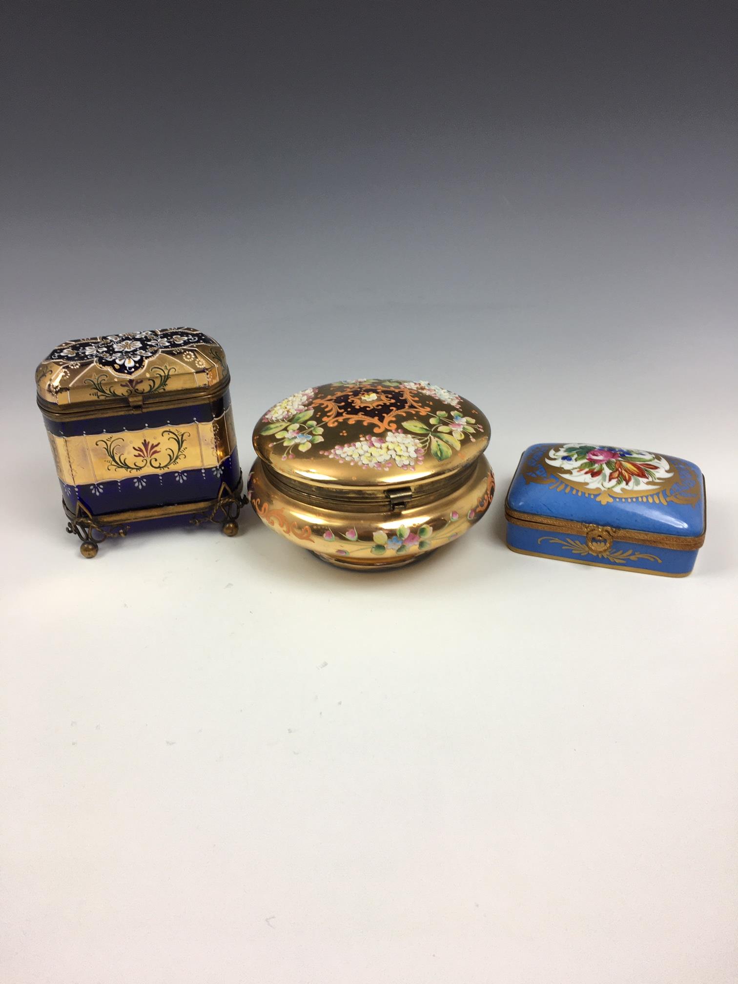 A French porcelain and gilt metal box, 20th century, painted with a floral reserve with gilt - Image 2 of 22