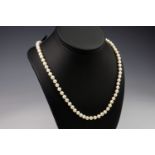 A cultured pearl necklace with 9ct gold clasp,