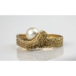 A retro 9ct yellow gold and cultured pearl crossover ring, the pearl approximately 6mm in diameter
